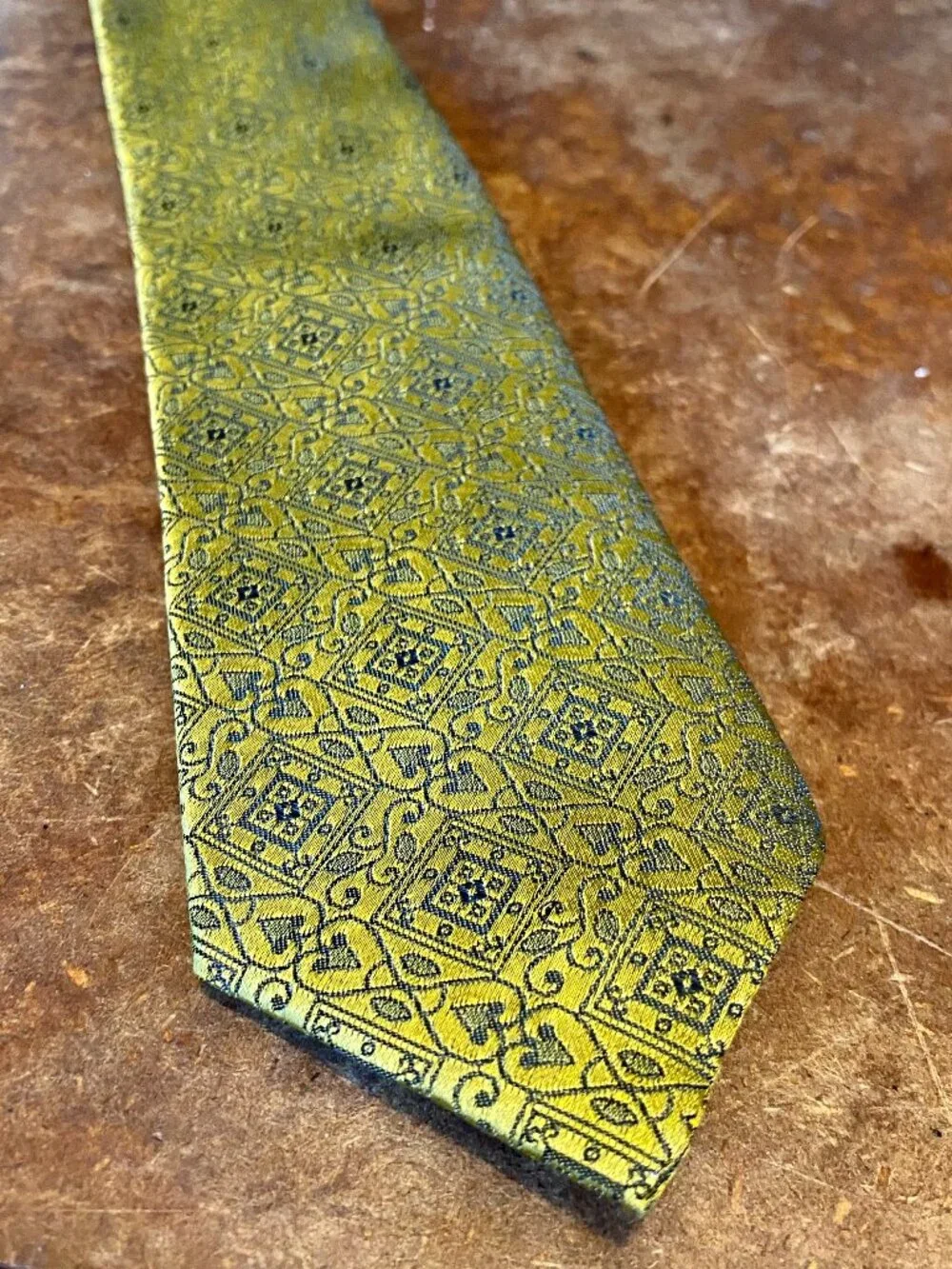 1960s Wembley Slim Tie Gold Metallic w/ Hearts Vintage Vegas Playing Cards